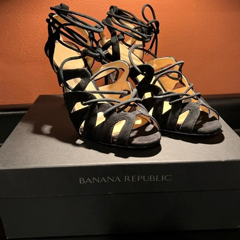 Banana‎ Republic Women's Cutout Going Out Peep Toe Jenne Suede Heel Black Size 8
